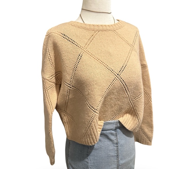 Beautiful cropped sweater made in Italy 💕 - Picture 6 of 8
